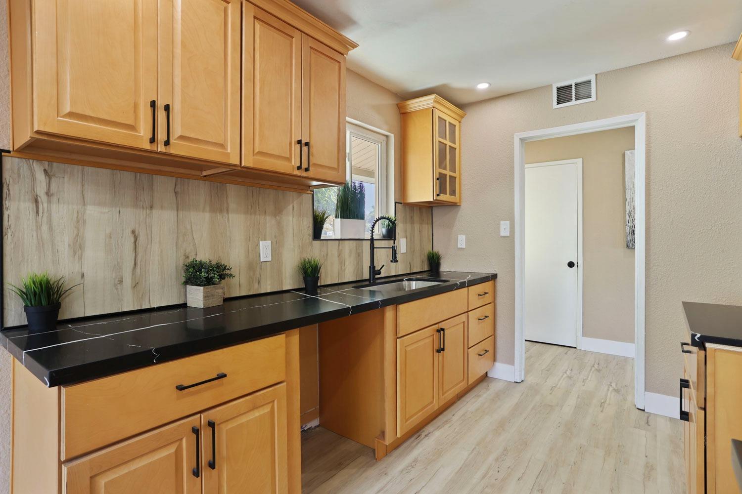 Detail Gallery Image 19 of 36 For 5701 Eastridge Dr, Sacramento,  CA 95842 - 3 Beds | 2 Baths