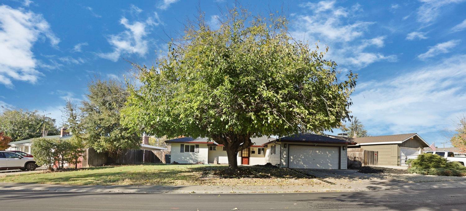 Detail Gallery Image 3 of 36 For 5701 Eastridge Dr, Sacramento,  CA 95842 - 3 Beds | 2 Baths