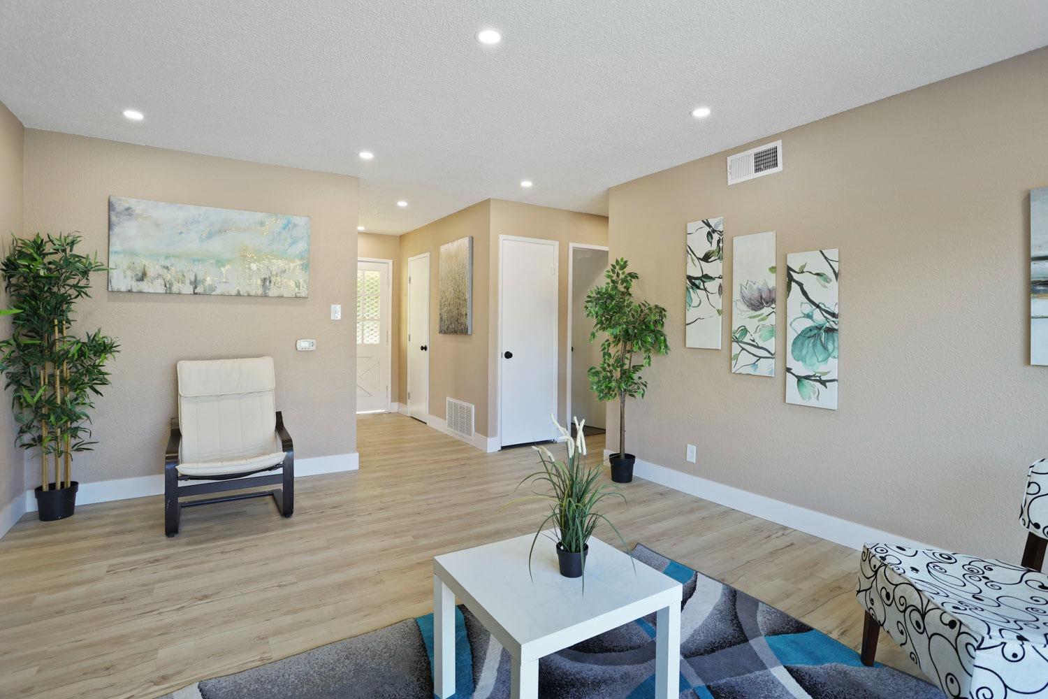 Detail Gallery Image 10 of 36 For 5701 Eastridge Dr, Sacramento,  CA 95842 - 3 Beds | 2 Baths