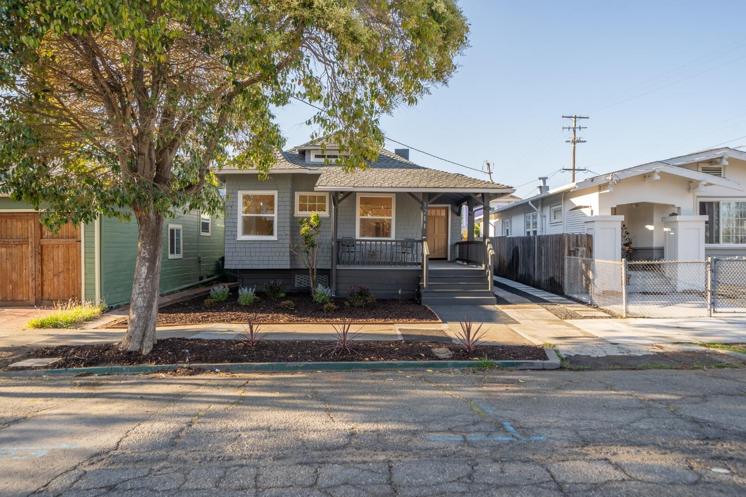 Detail Gallery Image 3 of 51 For 1211 Russell St, Berkeley,  CA 94702 - 2 Beds | 2 Baths