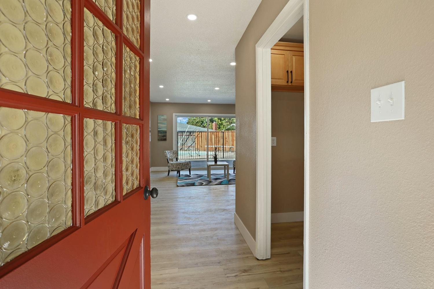 Detail Gallery Image 7 of 36 For 5701 Eastridge Dr, Sacramento,  CA 95842 - 3 Beds | 2 Baths