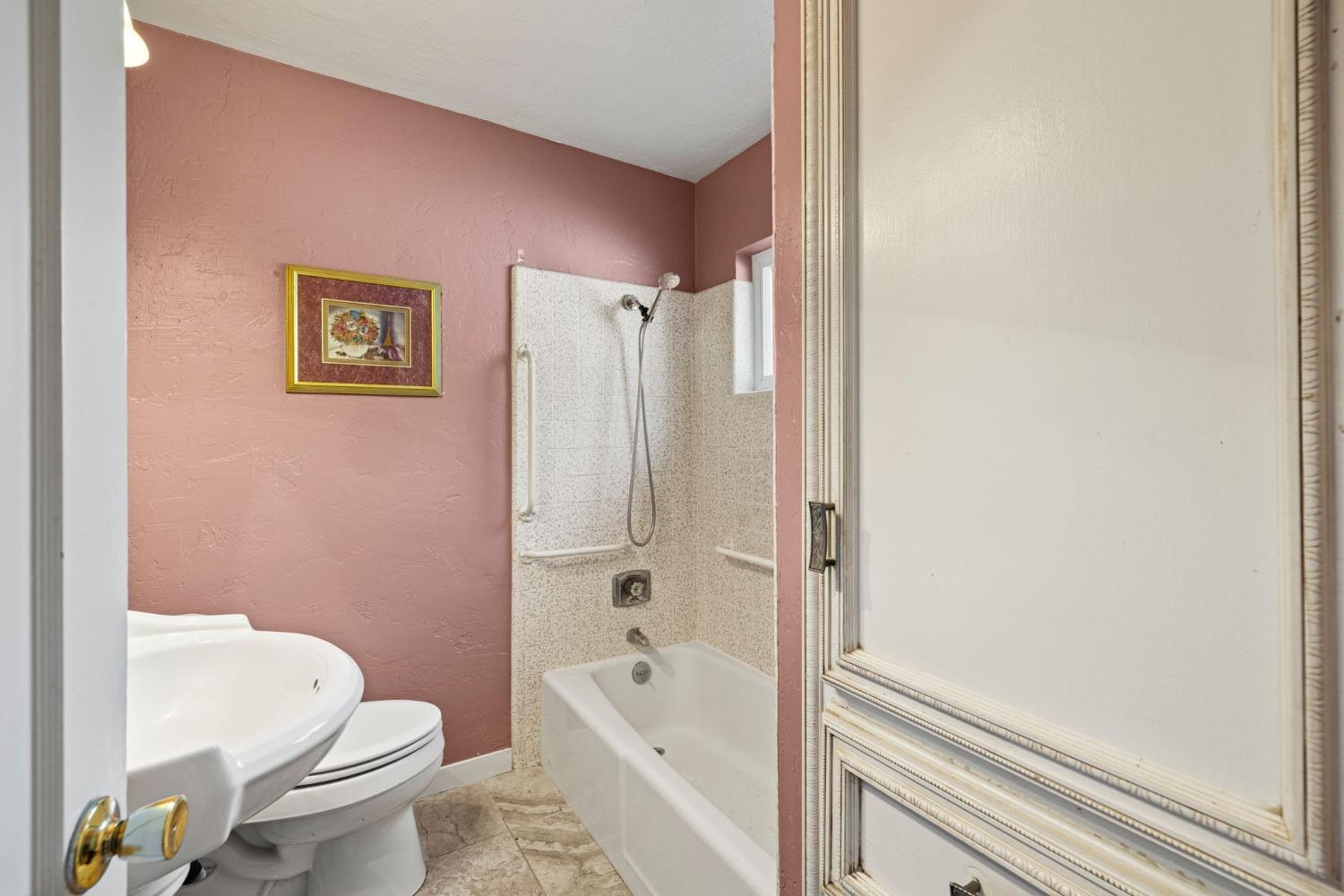 Detail Gallery Image 27 of 45 For 2401 10th Ave, Sacramento,  CA 95818 - 3 Beds | 1 Baths