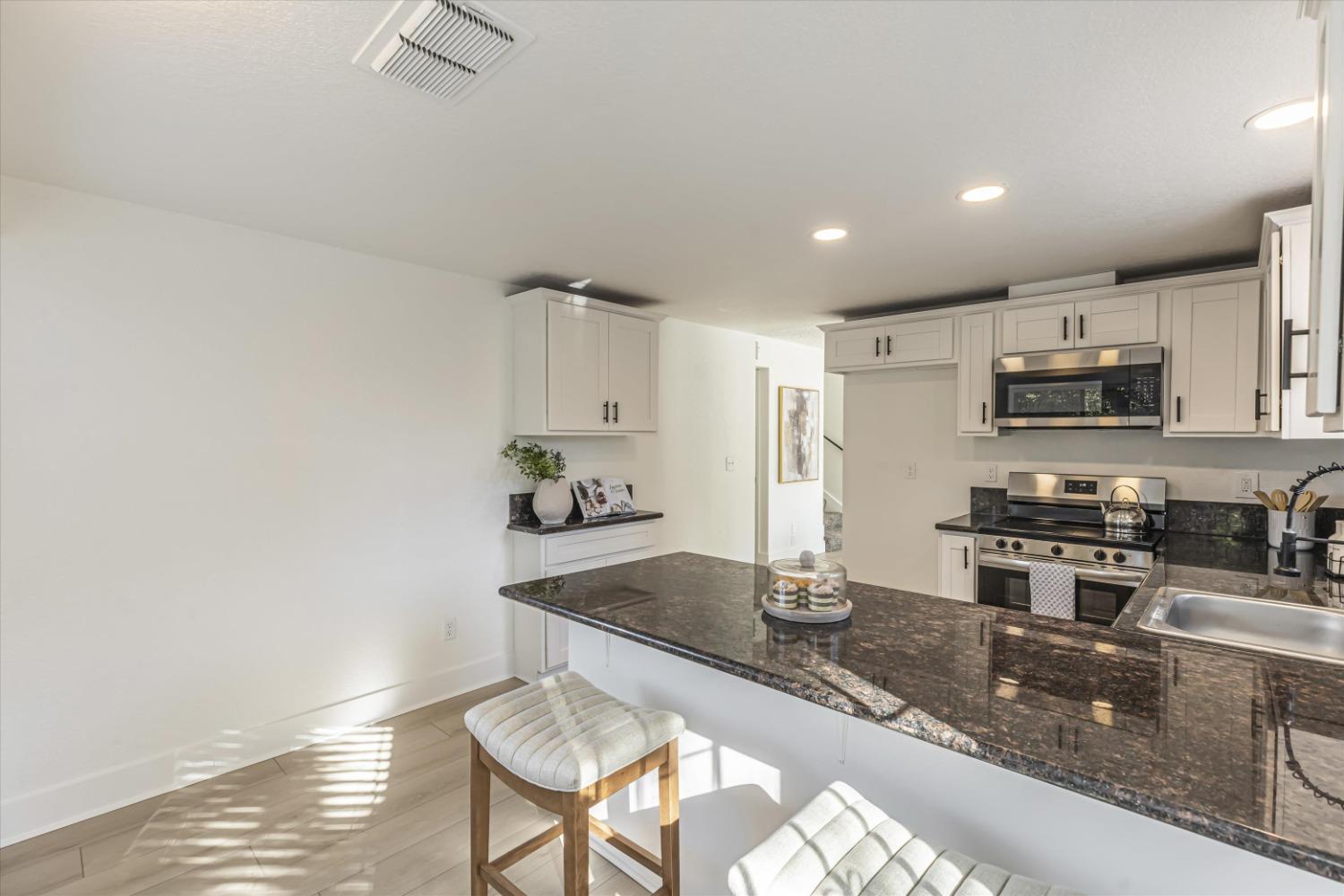 Detail Gallery Image 12 of 39 For 8498 Sunblaze Way, Sacramento,  CA 95823 - 3 Beds | 2 Baths