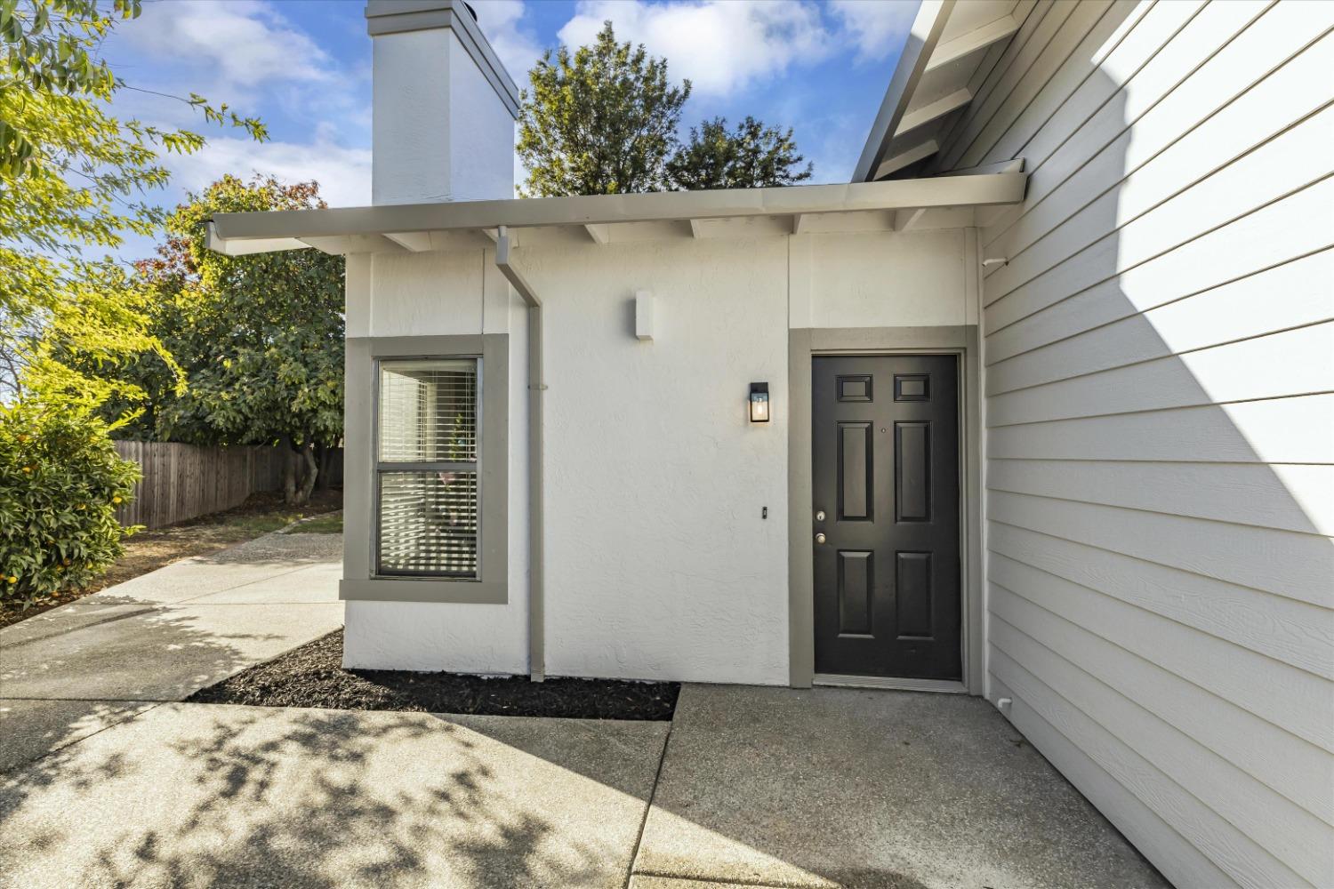 Detail Gallery Image 5 of 39 For 8498 Sunblaze Way, Sacramento,  CA 95823 - 3 Beds | 2 Baths