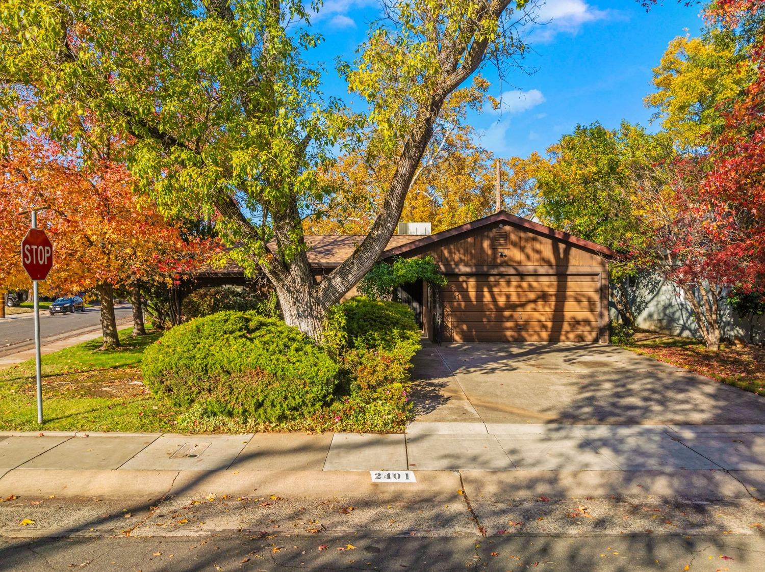 Detail Gallery Image 1 of 45 For 2401 10th Ave, Sacramento,  CA 95818 - 3 Beds | 1 Baths