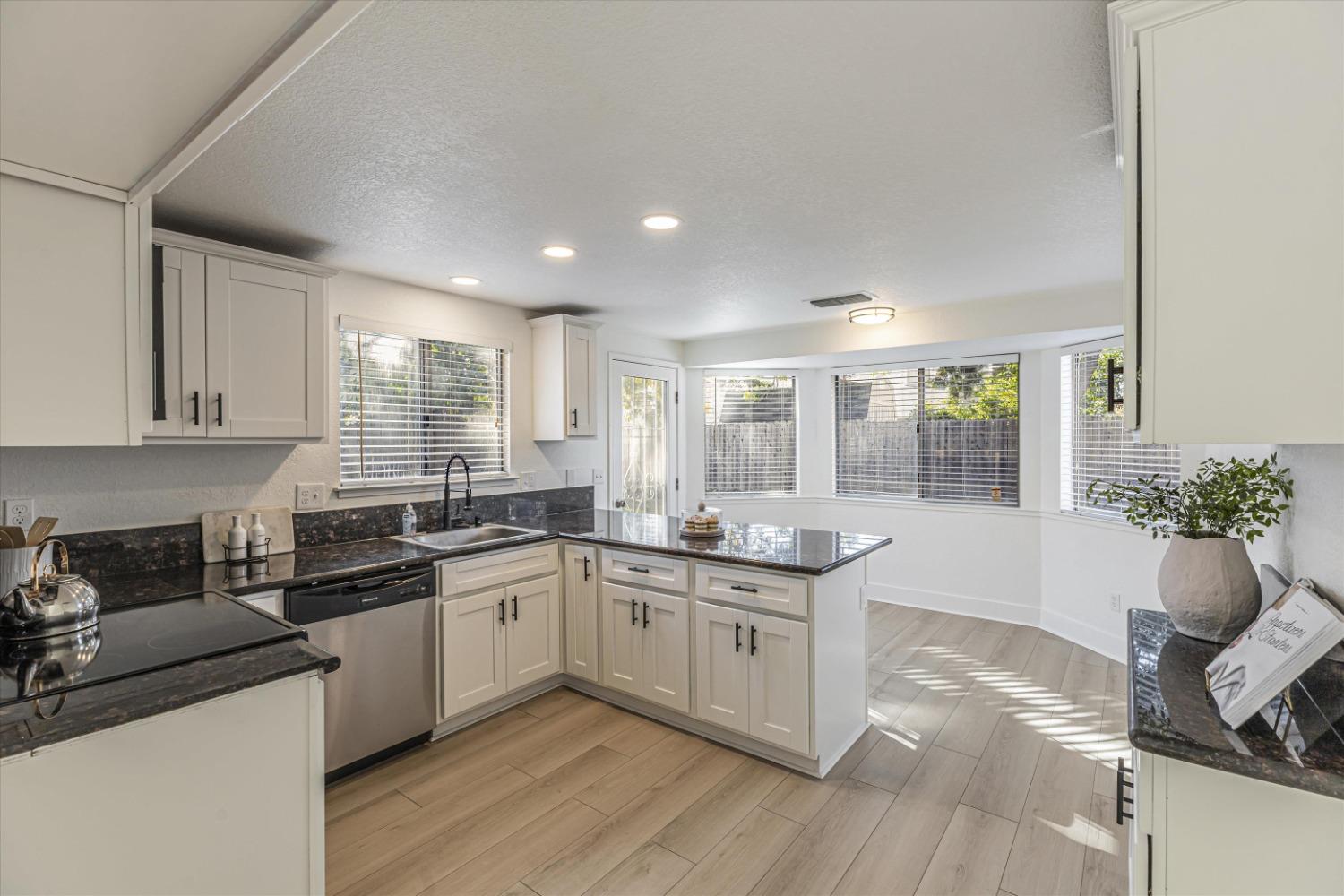 Detail Gallery Image 11 of 39 For 8498 Sunblaze Way, Sacramento,  CA 95823 - 3 Beds | 2 Baths