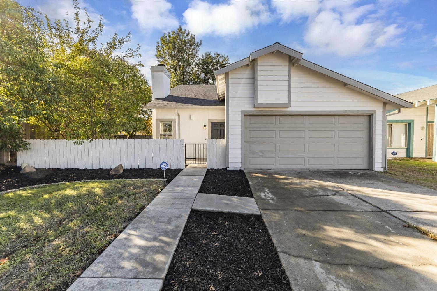 Detail Gallery Image 2 of 39 For 8498 Sunblaze Way, Sacramento,  CA 95823 - 3 Beds | 2 Baths