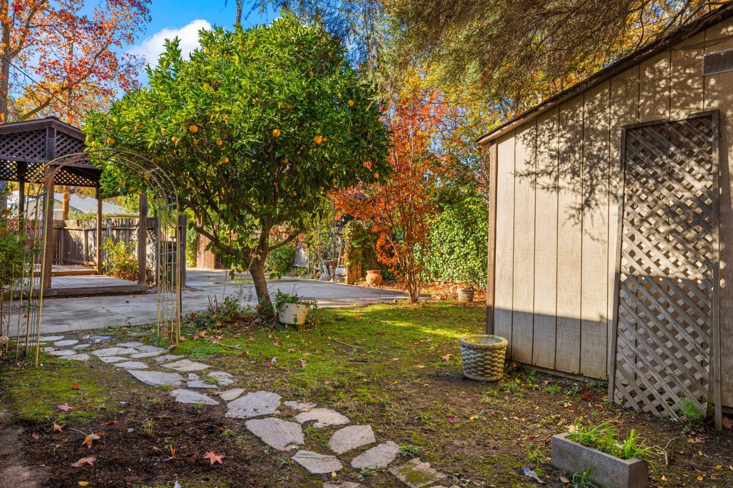 Detail Gallery Image 2 of 45 For 2401 10th Ave, Sacramento,  CA 95818 - 3 Beds | 1 Baths