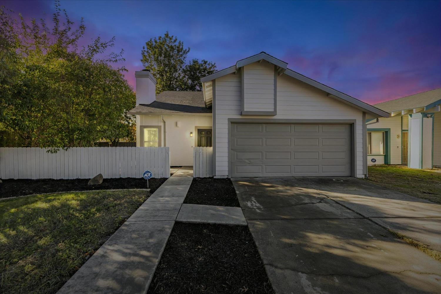 Detail Gallery Image 1 of 39 For 8498 Sunblaze Way, Sacramento,  CA 95823 - 3 Beds | 2 Baths