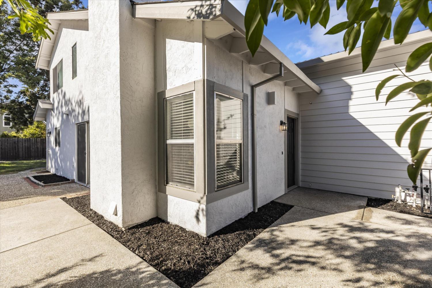 Detail Gallery Image 4 of 39 For 8498 Sunblaze Way, Sacramento,  CA 95823 - 3 Beds | 2 Baths