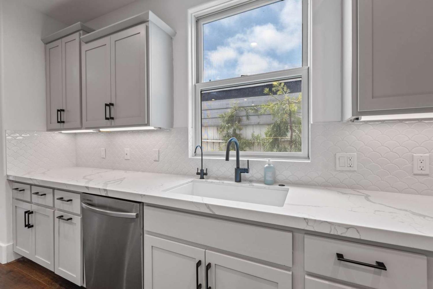 Detail Gallery Image 11 of 44 For 3496 Redwood Ave, Los Angeles,  CA 90066 - 4 Beds | 4/1 Baths