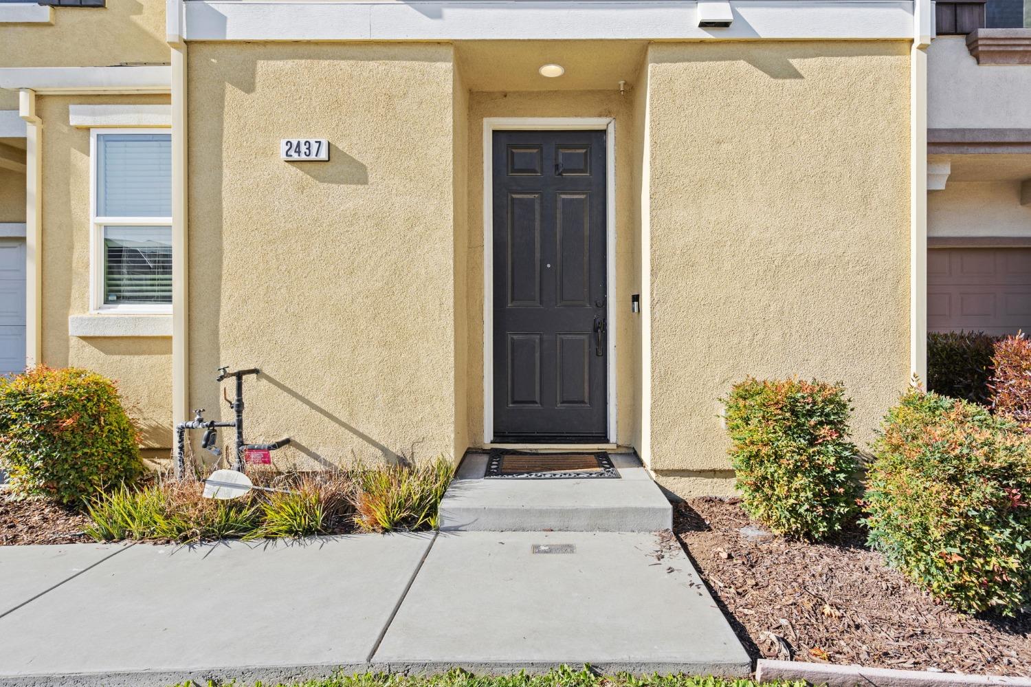 Detail Gallery Image 3 of 25 For 2437 Ben Ali Way, Sacramento,  CA 95815 - 3 Beds | 2/1 Baths