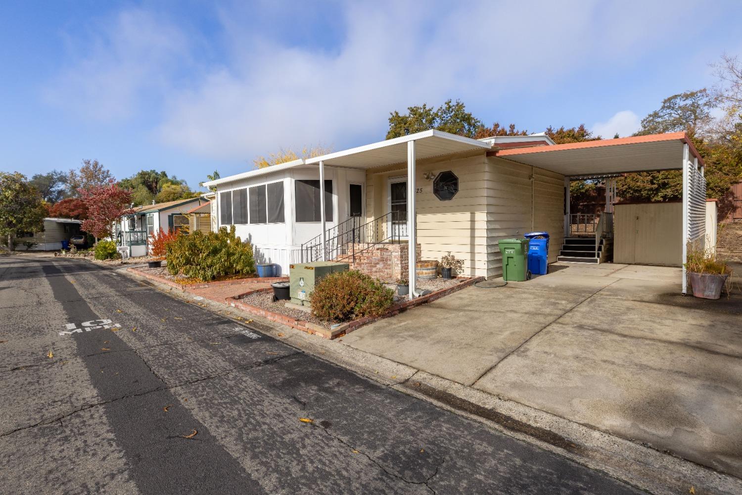 Detail Gallery Image 3 of 33 For 325 Bluebird Ln, Folsom,  CA 95630 - 2 Beds | 2 Baths