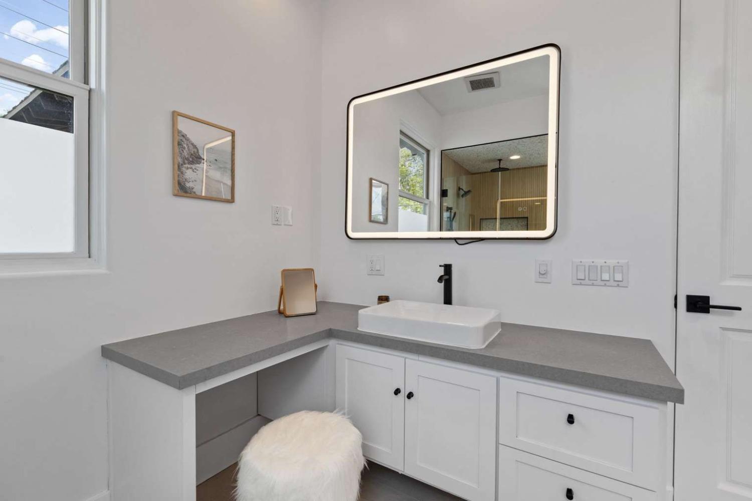 Detail Gallery Image 27 of 44 For 3496 Redwood Ave, Los Angeles,  CA 90066 - 4 Beds | 4/1 Baths