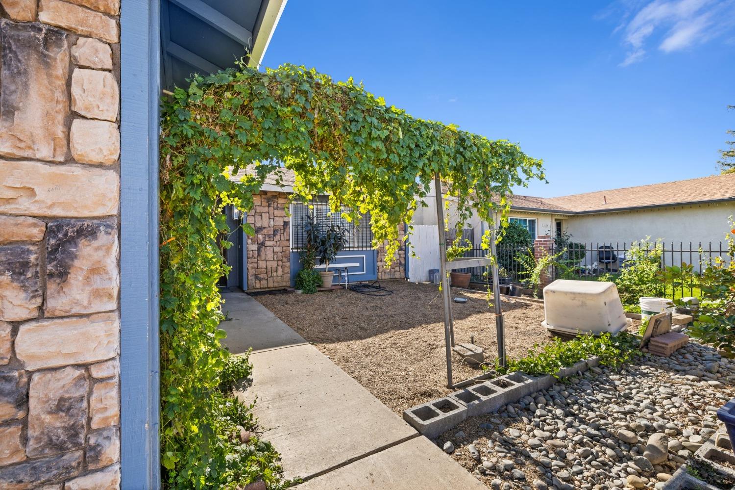 Detail Gallery Image 3 of 39 For 8608 Janon Ct, Sacramento,  CA 95828 - 3 Beds | 2 Baths