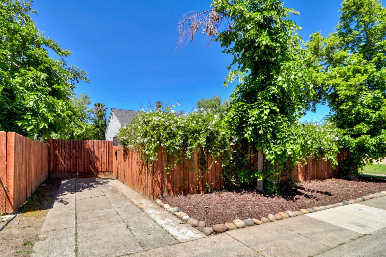 Detail Gallery Image 2 of 46 For 4400 E Nichols Ave, Sacramento,  CA 95820 - 2 Beds | 1 Baths