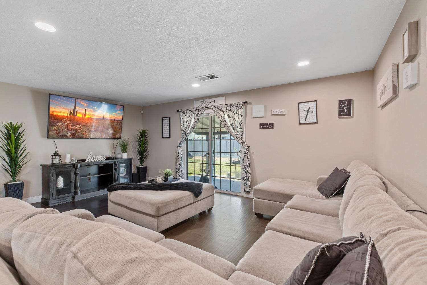 Detail Gallery Image 4 of 14 For 2709 Marjorie Dr, Modesto,  CA 95350 - 3 Beds | 2 Baths