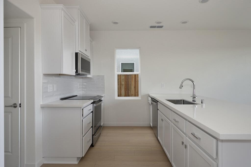 Detail Gallery Image 9 of 47 For 733 Greg Thatch Cir, Sacramento,  CA 95635 - 3 Beds | 2/1 Baths