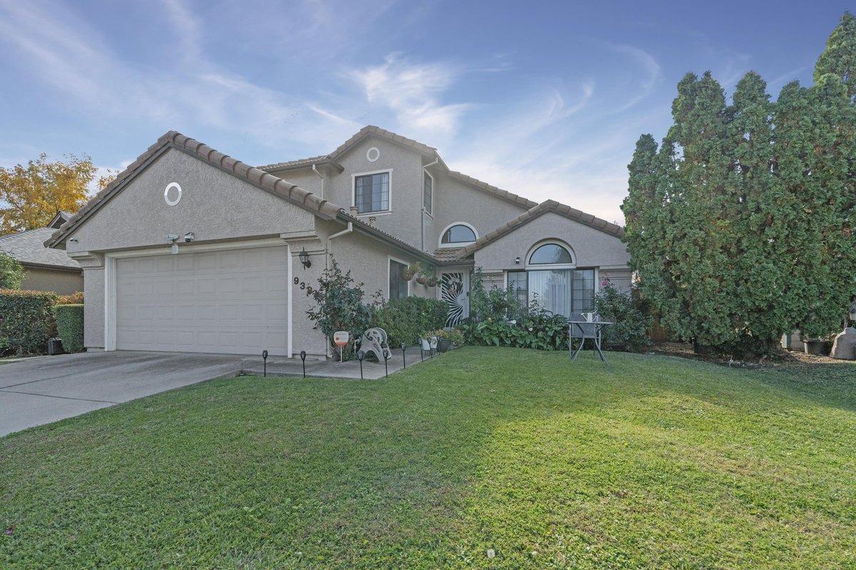 Detail Gallery Image 1 of 25 For 9382 Soaring Oaks Dr, Elk Grove,  CA 95758 - 4 Beds | 2/1 Baths