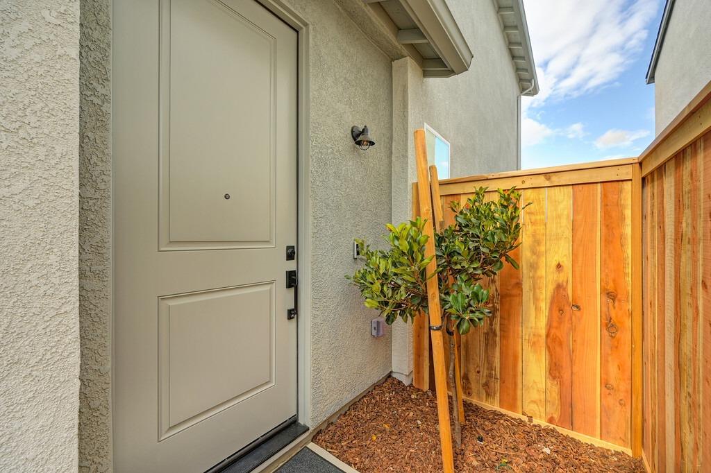 Detail Gallery Image 4 of 47 For 733 Greg Thatch Cir, Sacramento,  CA 95635 - 3 Beds | 2/1 Baths