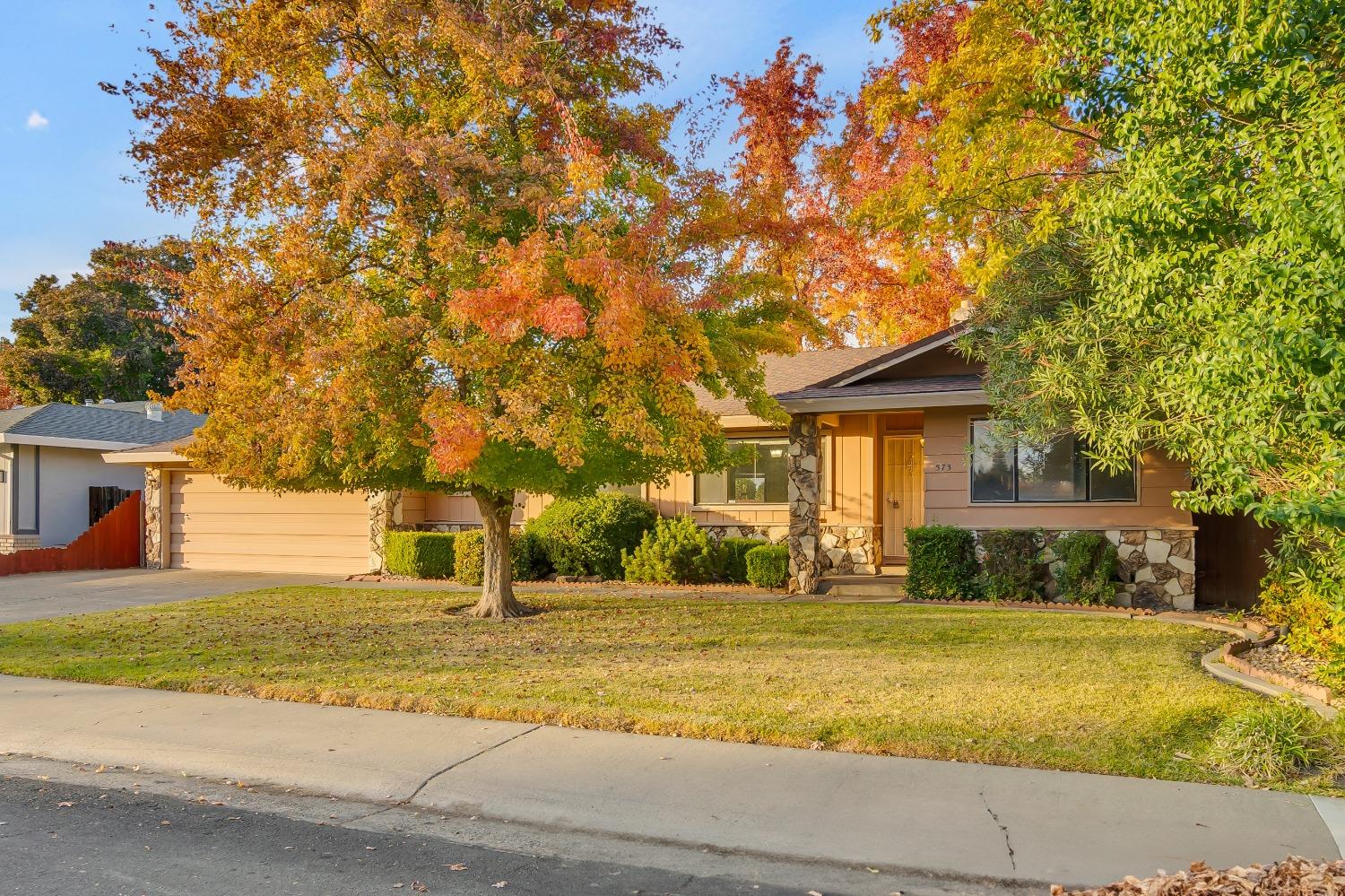 Detail Gallery Image 3 of 48 For 573 Shaw River Way, Sacramento,  CA 95831 - 3 Beds | 2 Baths