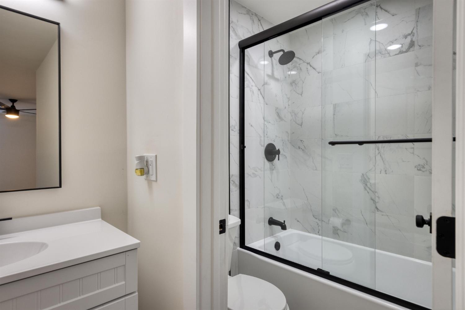 Detail Gallery Image 18 of 24 For 250 Whitmore St #109,  Oakland,  CA 94611 - 2 Beds | 2 Baths