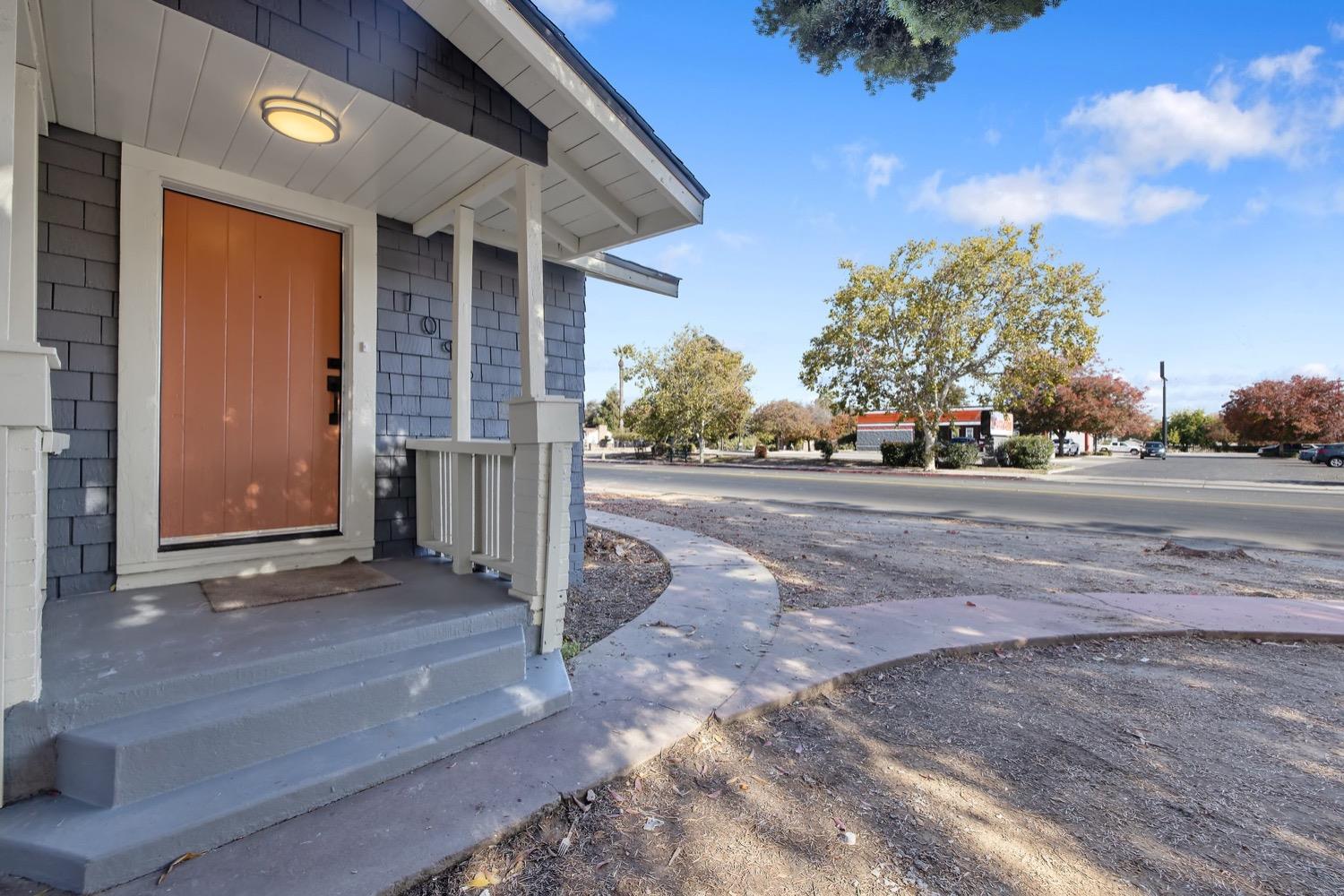 Detail Gallery Image 4 of 40 For 1096 E Sycamore Ave, Tulare,  CA 93274 - 4 Beds | 2 Baths