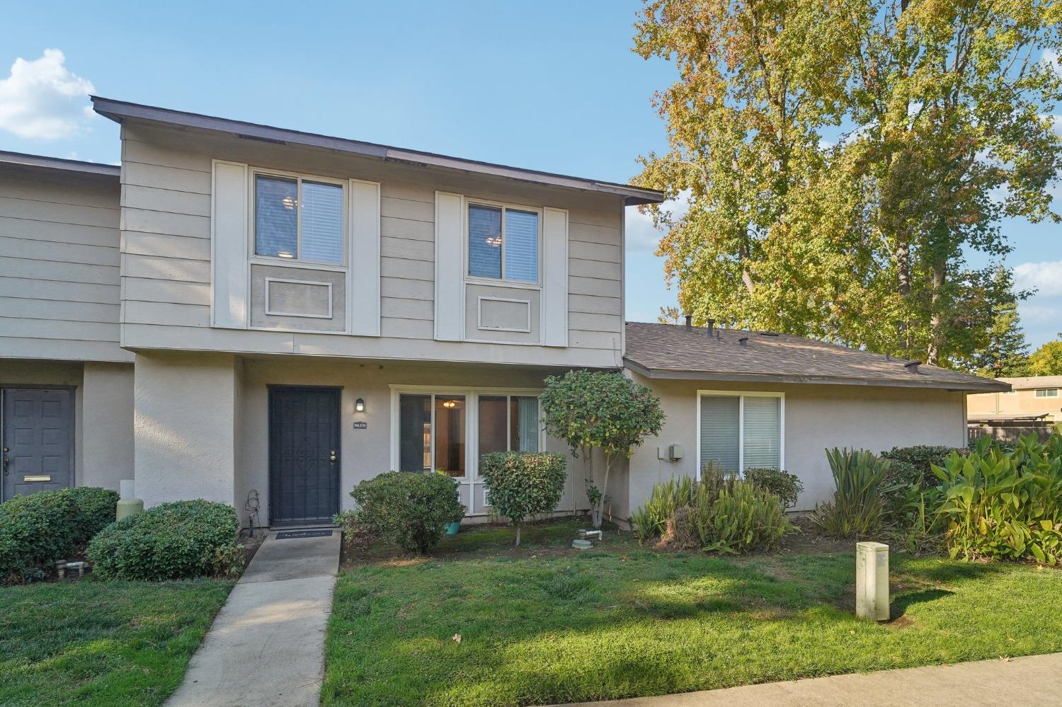 Detail Gallery Image 1 of 30 For 8837 La Riviera Dr #D,  Sacramento,  CA 95826 - 4 Beds | 2/1 Baths