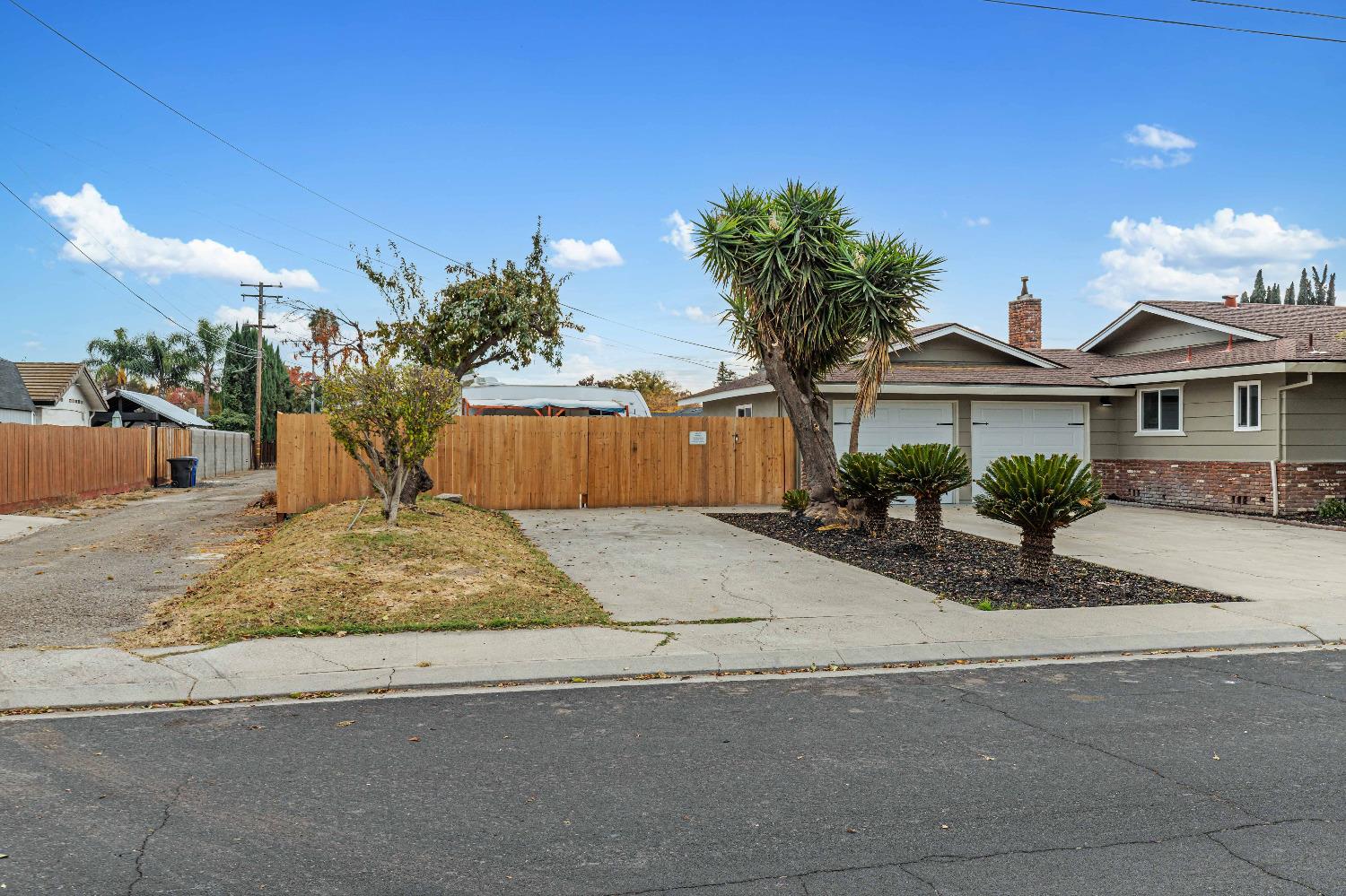 Detail Gallery Image 6 of 52 For 300 Hastings Ln, Modesto,  CA 95350 - 4 Beds | 2/1 Baths