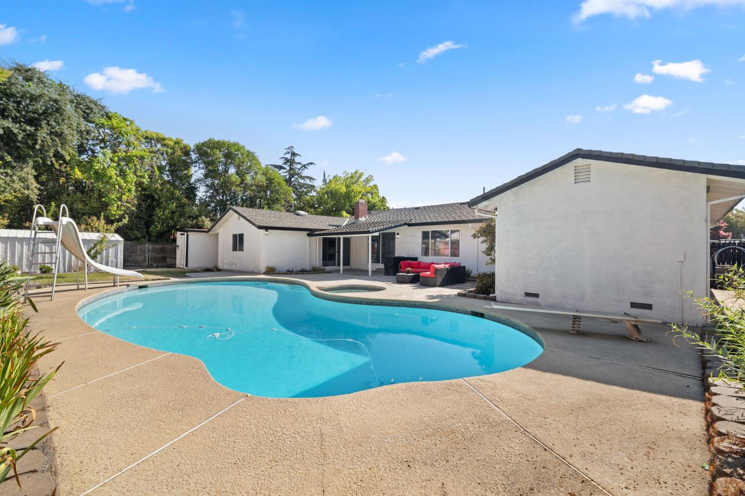 Detail Gallery Image 6 of 33 For 3955 Rochdale Drive, Carmichael,  CA 95608 - 5 Beds | 3 Baths