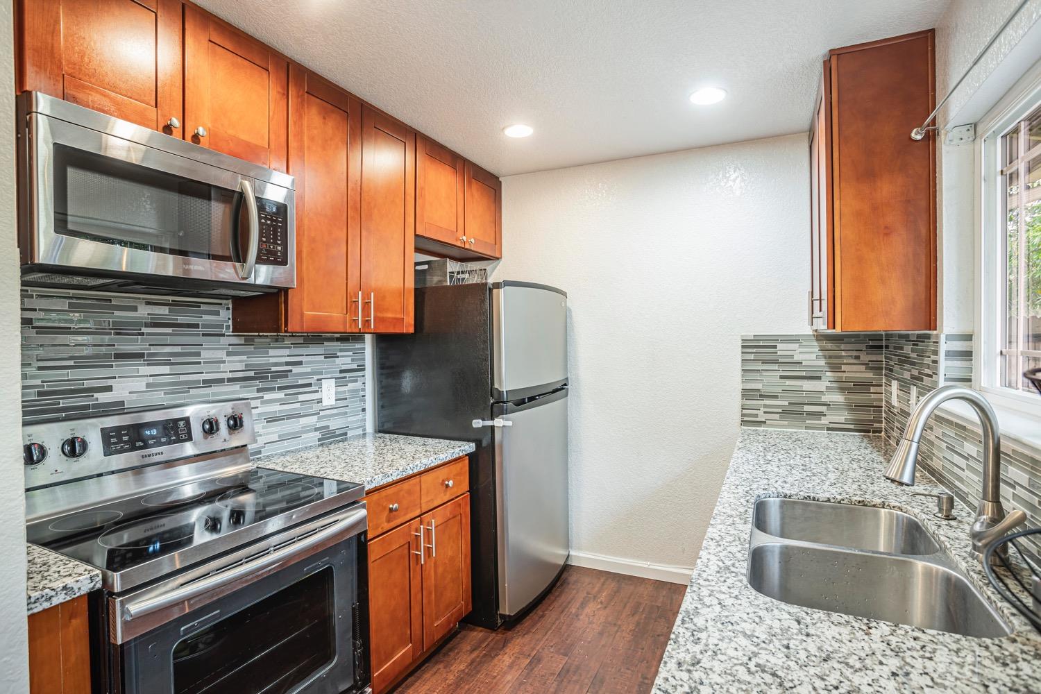 Detail Gallery Image 9 of 34 For 4645 Shallow Way, Sacramento,  CA 95820 - 4 Beds | 2 Baths