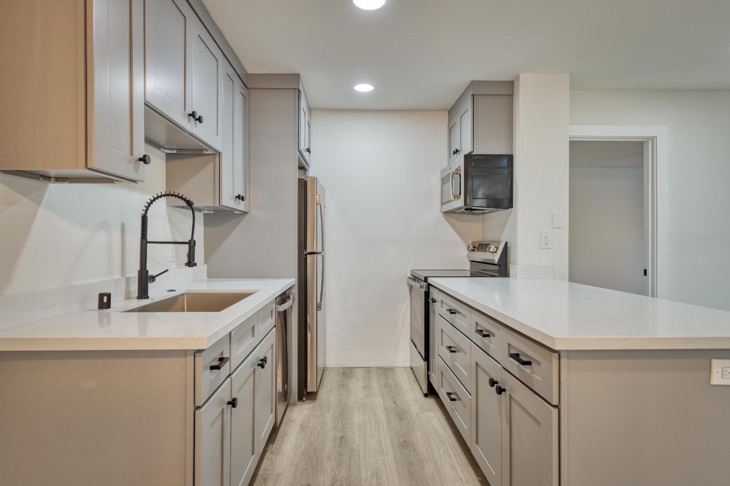 Detail Gallery Image 1 of 24 For 250 Whitmore St #109,  Oakland,  CA 94611 - 2 Beds | 2 Baths