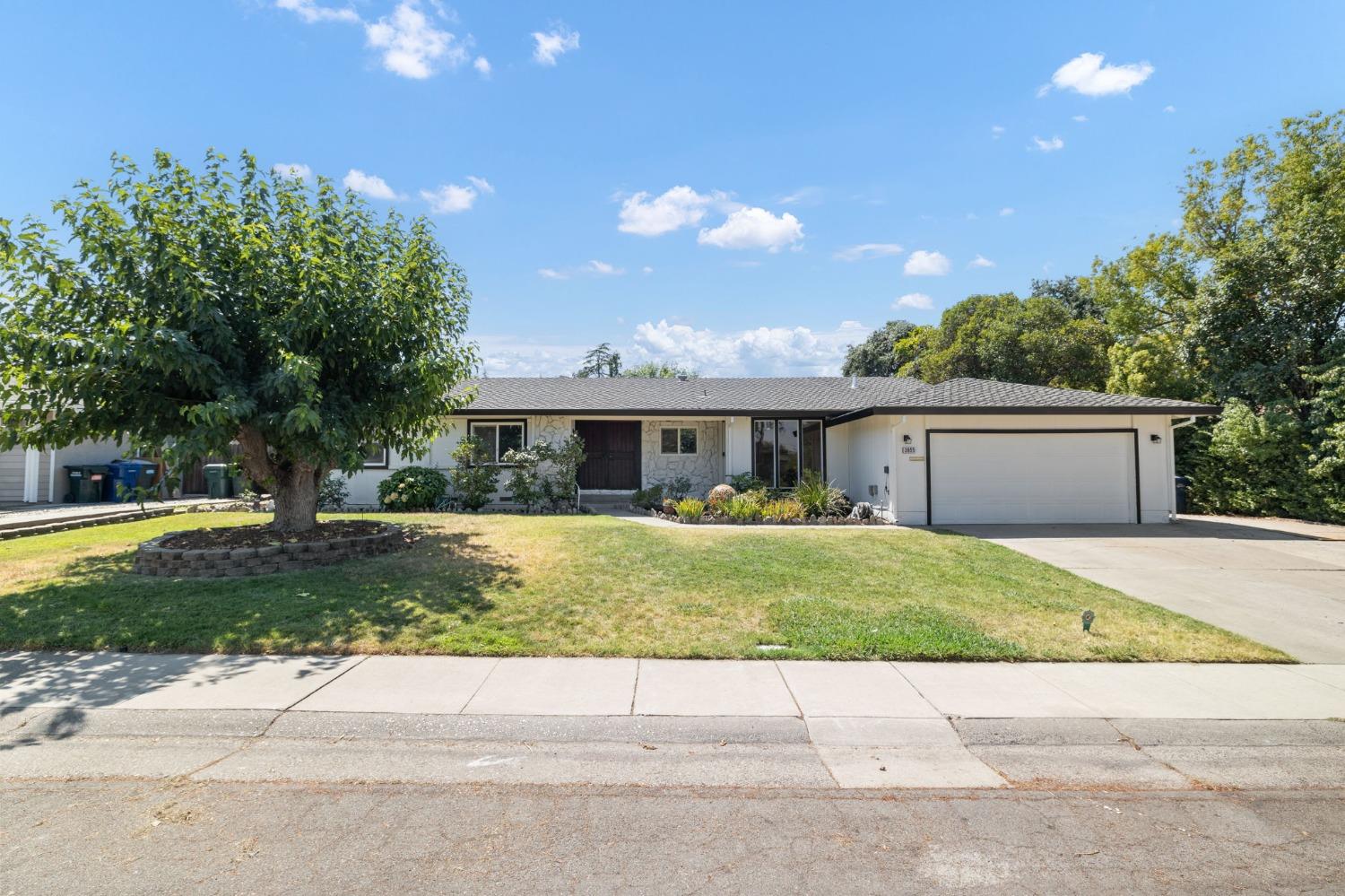 Detail Gallery Image 2 of 33 For 3955 Rochdale Drive, Carmichael,  CA 95608 - 5 Beds | 3 Baths