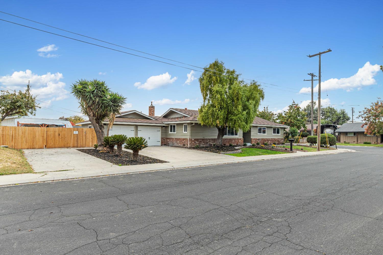 Detail Gallery Image 5 of 52 For 300 Hastings Ln, Modesto,  CA 95350 - 4 Beds | 2/1 Baths