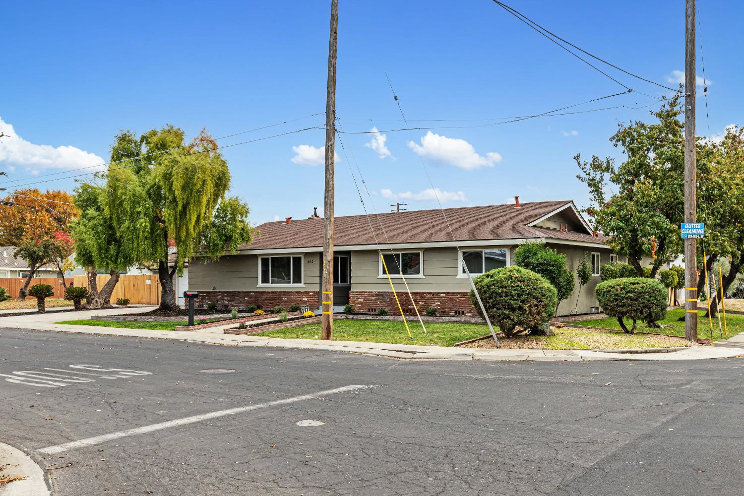 Detail Gallery Image 3 of 52 For 300 Hastings Ln, Modesto,  CA 95350 - 4 Beds | 2/1 Baths