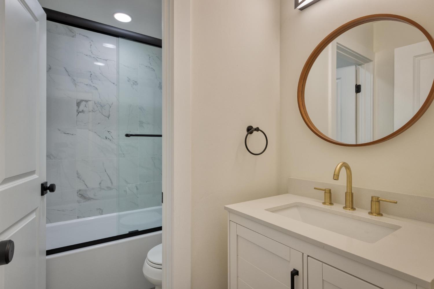 Detail Gallery Image 19 of 24 For 250 Whitmore St #109,  Oakland,  CA 94611 - 2 Beds | 2 Baths