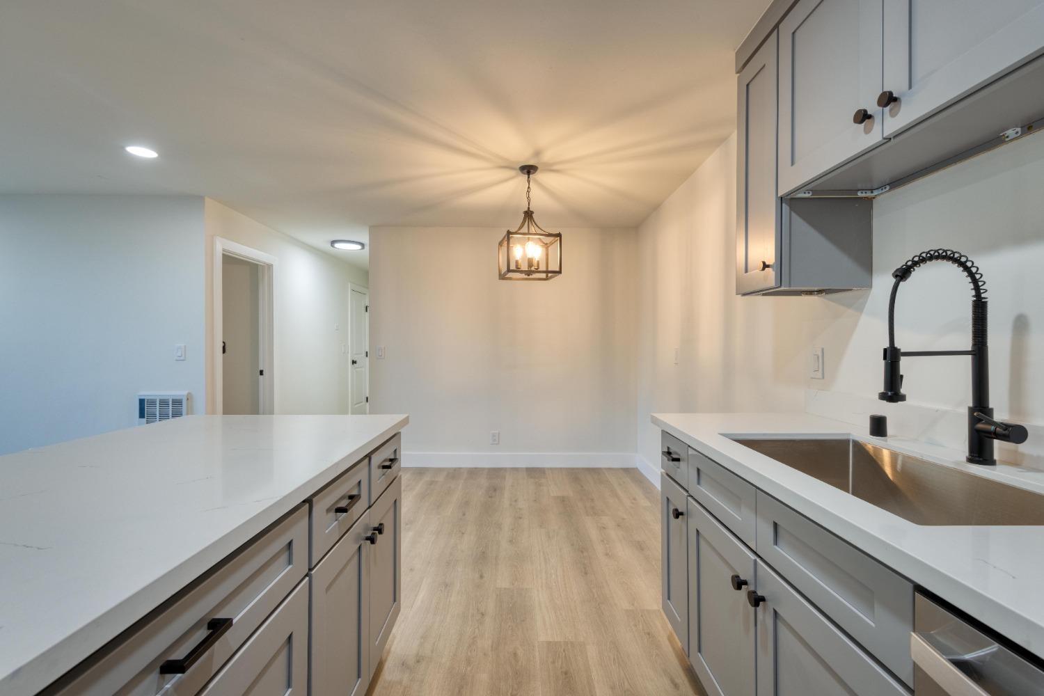 Detail Gallery Image 5 of 24 For 250 Whitmore St #109,  Oakland,  CA 94611 - 2 Beds | 2 Baths