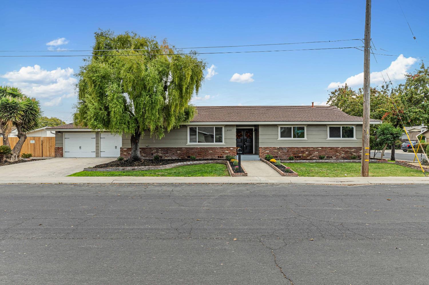 Detail Gallery Image 1 of 52 For 300 Hastings Ln, Modesto,  CA 95350 - 4 Beds | 2/1 Baths