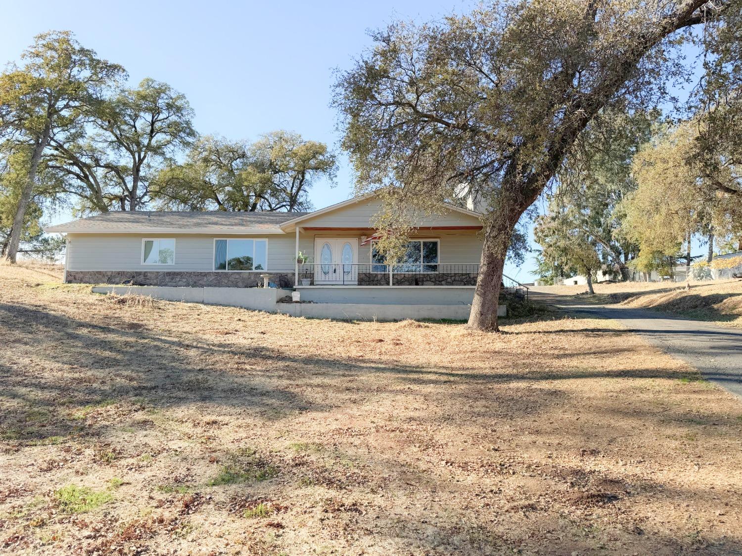 Detail Gallery Image 2 of 28 For 13175 Willow Creek Rd, Ione,  CA 95640 - 3 Beds | 2/1 Baths