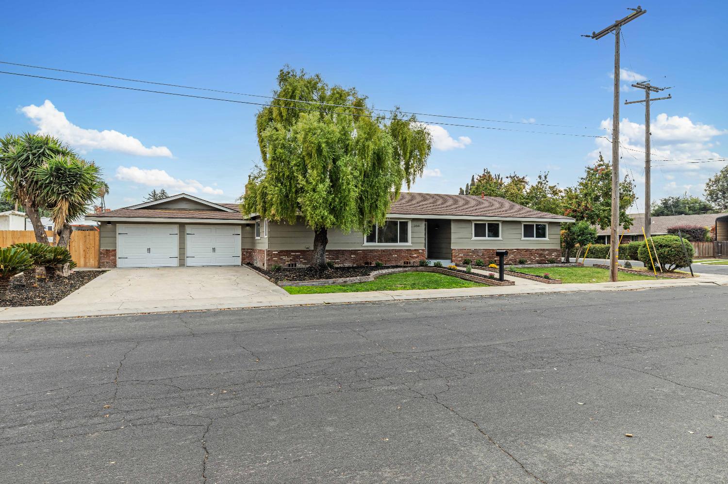 Detail Gallery Image 4 of 52 For 300 Hastings Ln, Modesto,  CA 95350 - 4 Beds | 2/1 Baths