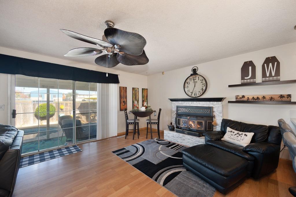 Detail Gallery Image 7 of 25 For 6501 Moraga Dr, Carmichael,  CA 95608 - 4 Beds | 2 Baths