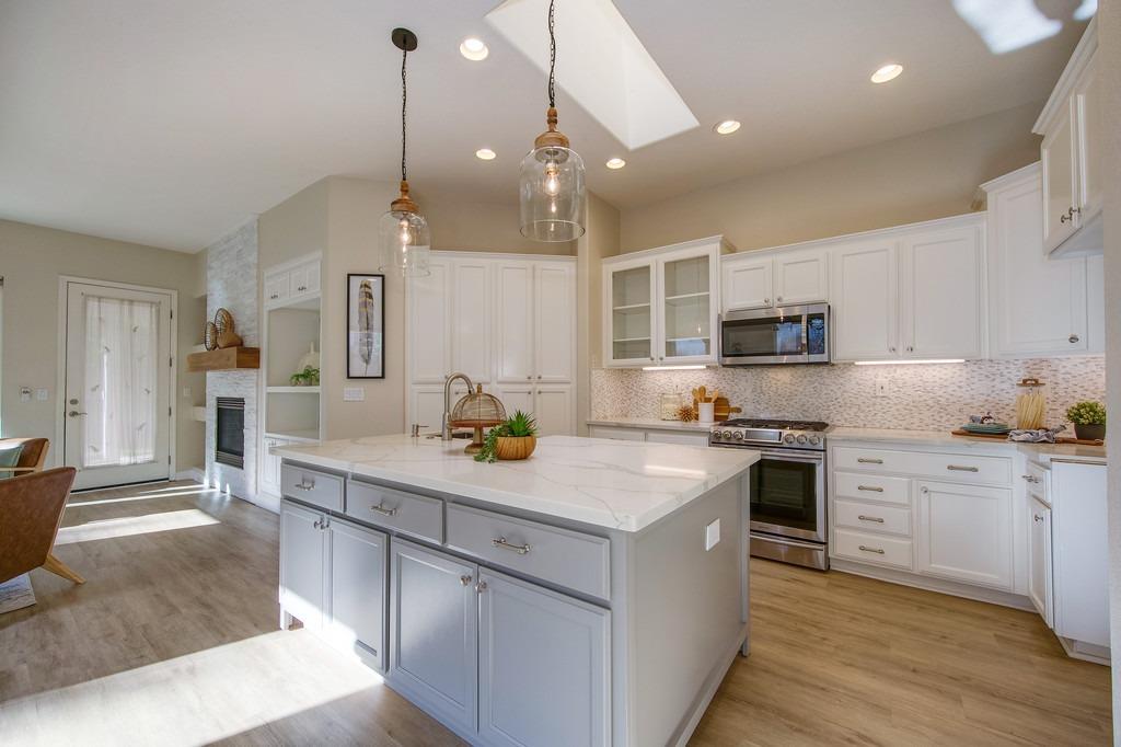 Detail Gallery Image 1 of 34 For 973 Cameron Dr, Folsom,  CA 95630 - 3 Beds | 2 Baths