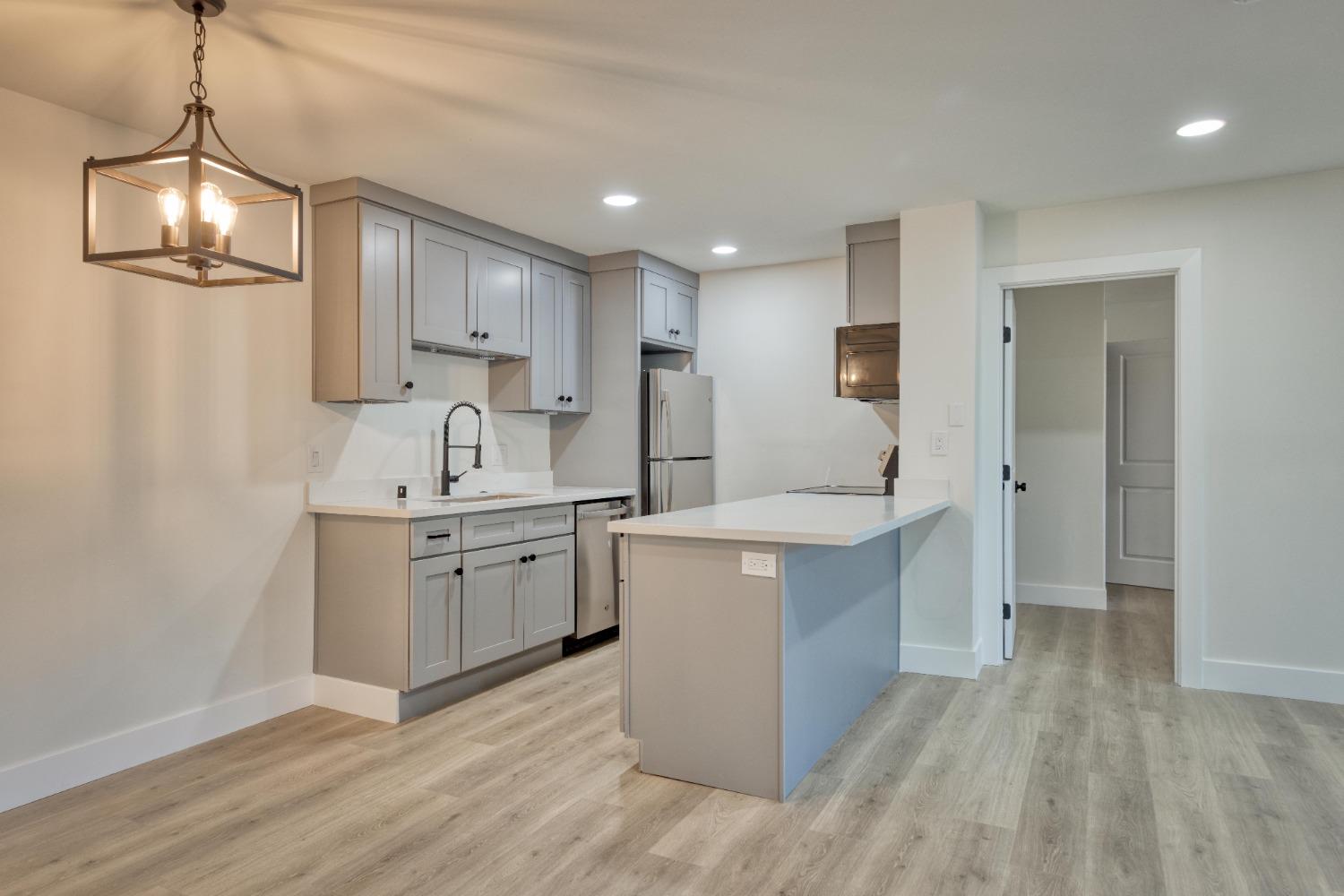 Detail Gallery Image 2 of 24 For 250 Whitmore St #109,  Oakland,  CA 94611 - 2 Beds | 2 Baths