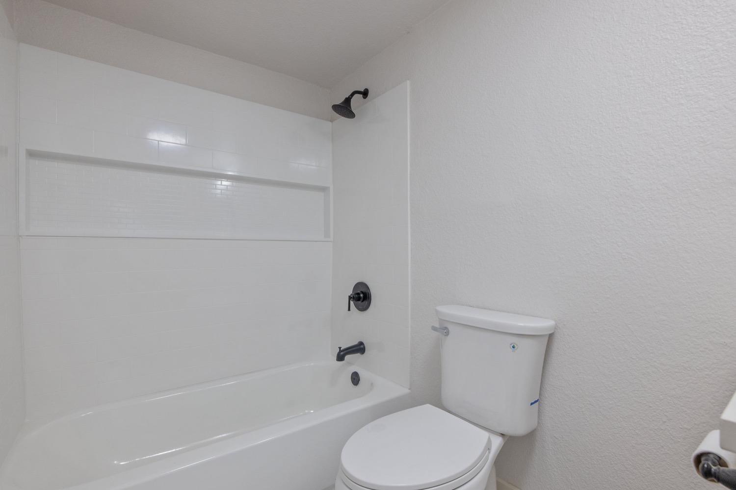 Detail Gallery Image 17 of 40 For 1096 E Sycamore Ave, Tulare,  CA 93274 - 4 Beds | 2 Baths