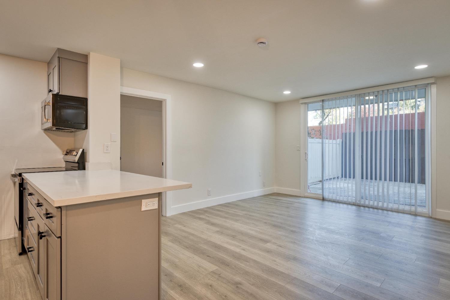 Detail Gallery Image 4 of 24 For 250 Whitmore St #109,  Oakland,  CA 94611 - 2 Beds | 2 Baths