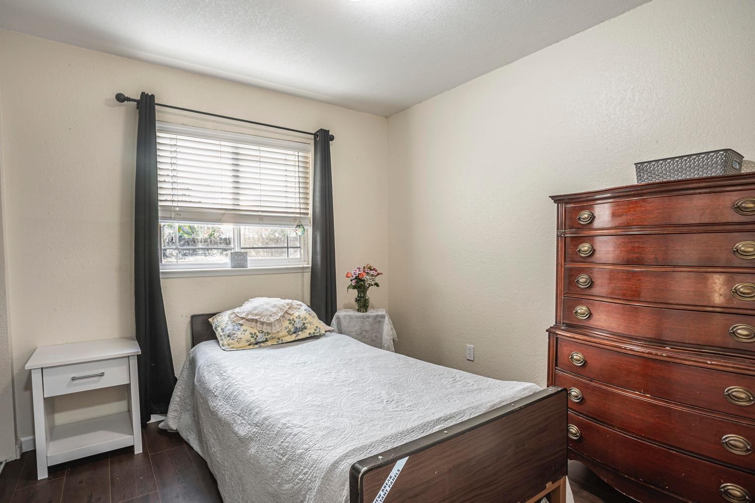 Detail Gallery Image 13 of 34 For 4645 Shallow Way, Sacramento,  CA 95820 - 4 Beds | 2 Baths