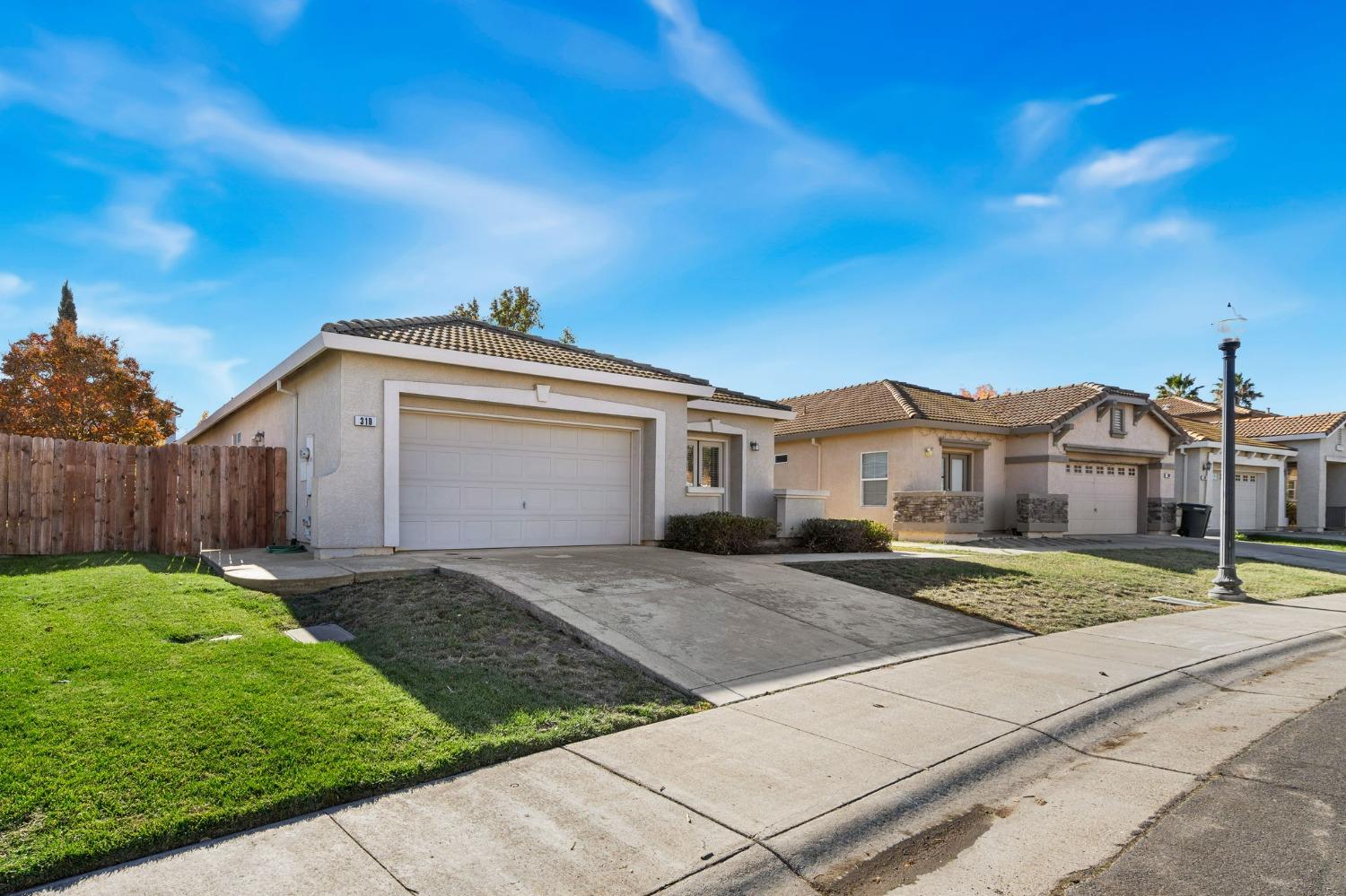 Detail Gallery Image 3 of 31 For 310 Arnold Gamble Cir, Sacramento,  CA 95835 - 3 Beds | 2 Baths