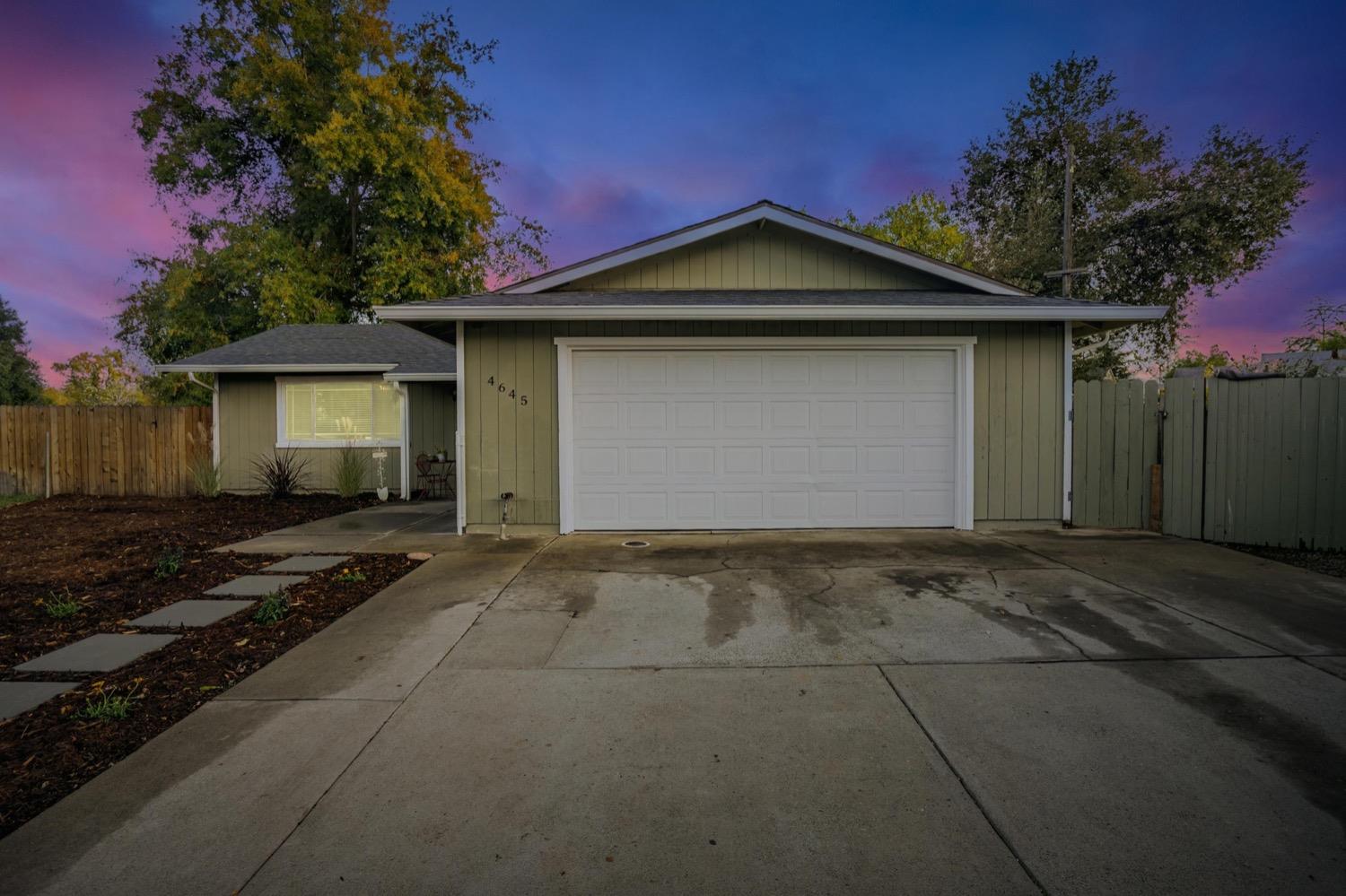 Detail Gallery Image 2 of 34 For 4645 Shallow Way, Sacramento,  CA 95820 - 4 Beds | 2 Baths