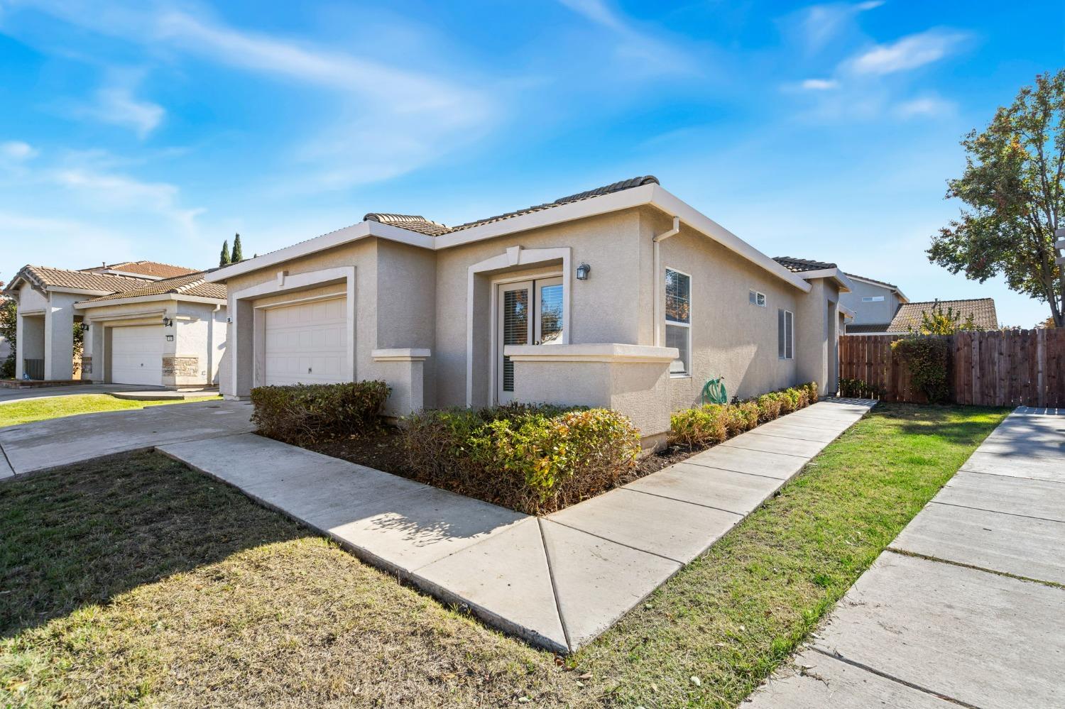 Detail Gallery Image 2 of 31 For 310 Arnold Gamble Cir, Sacramento,  CA 95835 - 3 Beds | 2 Baths