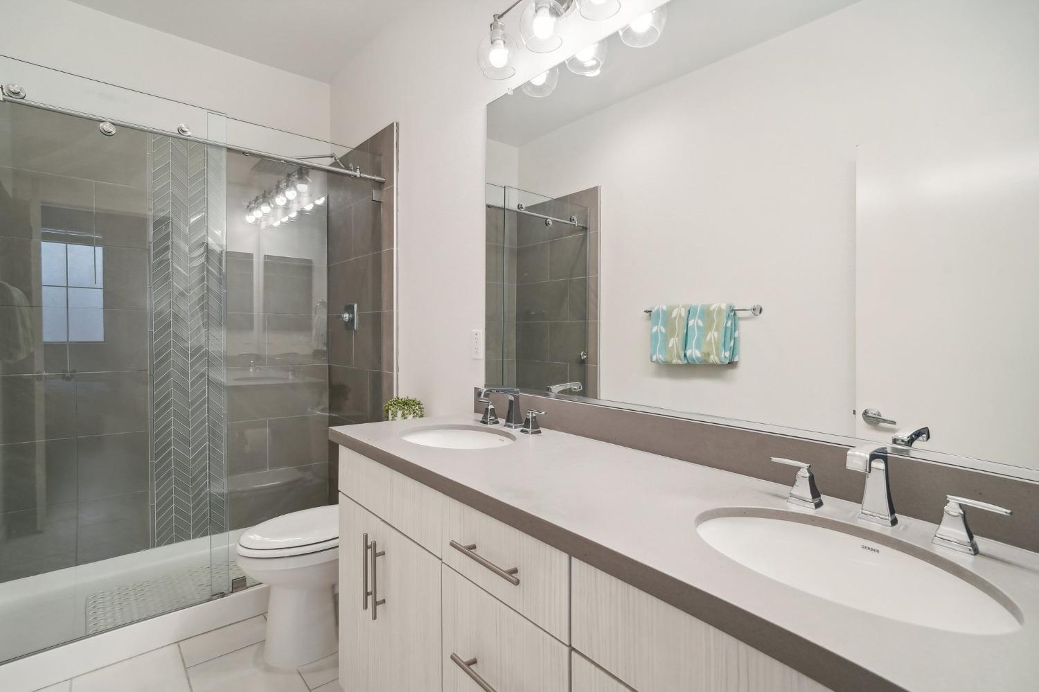 Detail Gallery Image 12 of 26 For 409 Tailoff Ln, Sacramento,  CA 95818 - 2 Beds | 2/1 Baths